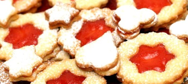 Миндальное печенье с корицей, кардамоном и малиновым джемом