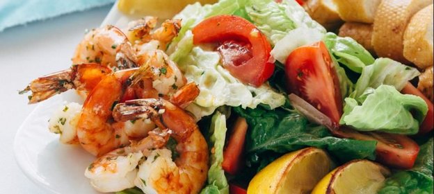 Салат с креветками на гриле