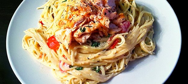 Спагетти в сливочном соусе с семгой и рукколой