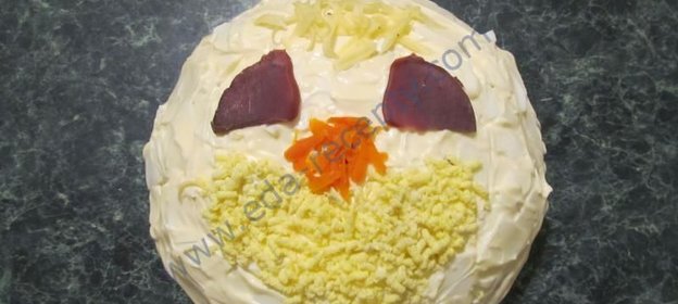 Слоеный салат с куриной печенью и морковью