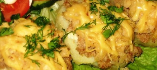 Салат из картофеля, огурцов и хрена с треской