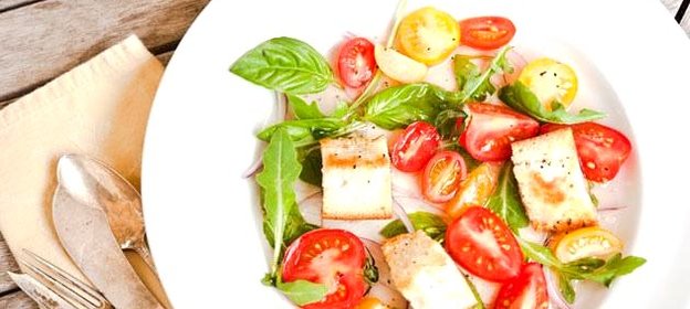 Салат с хлебом и помидорами