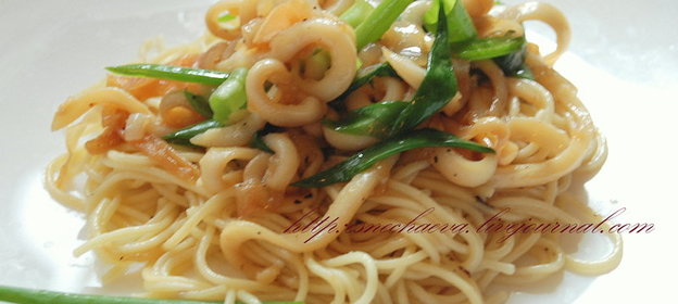 Кальмары в соусе терияки с яичной лапшой