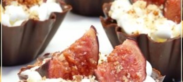 Шоколадные тарталетки со взбитыми сливками и медовым инжиром Искушение