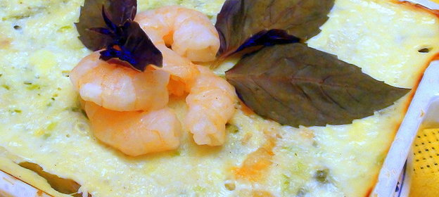 Рыбная запеканка с креветками и зеленью