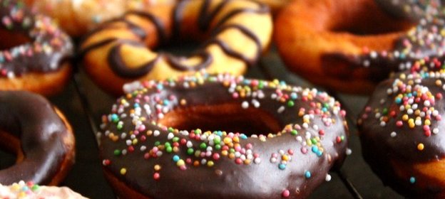 Пончики в темном и белом шоколаде