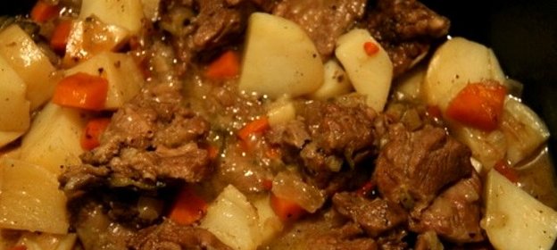 Картошка, тушенная с мясом и грибами