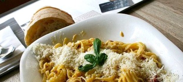 Паста карбонара с копченой грудинкой