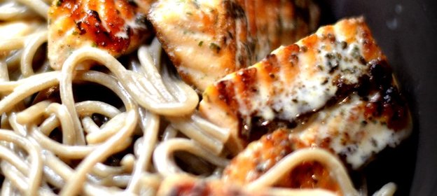 Гречневая лапша (соба) с красной рыбой в сырном соусе