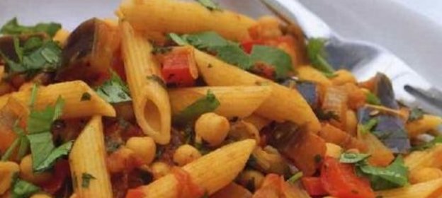 Паста с постным соусом из нута, баклажанов и помидоров