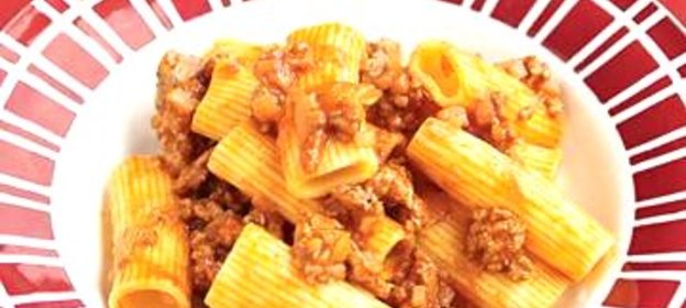 Паста ригатони с пряным мясным соусом