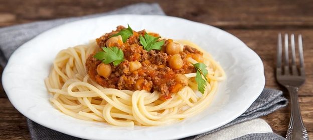 Спагетти с нутом и мясным фаршем в томатном соусе в мультиварке