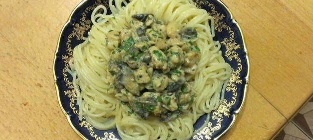 Спагетти карбонара с курицей и грибами