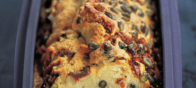 Кекс с томатами и фисташками