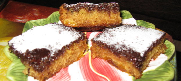 Манник с курагой и шоколадной глазурью