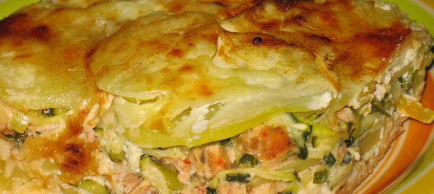 Слоеная запеканка с копченой рыбой