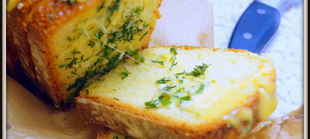 Хлеб тостовый из кукурузной муки. Хлебные ломтики, запечённый с зелёным маслом и сыром. Тест-драйв