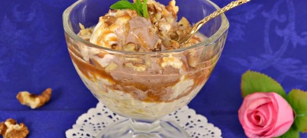 Творожный десерт с карамельным соусом и орехами