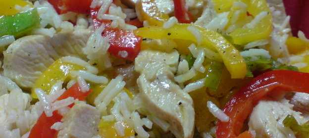 Салат из куриной грудки,риса и маринованного перца