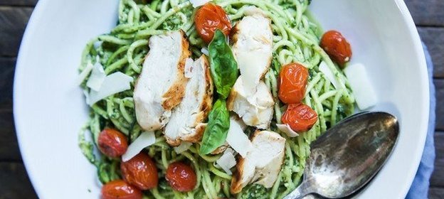 Паста из цукини с томатами и курицей