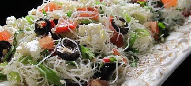 Салат в Греческом стиле из рисовой лапши с овощами