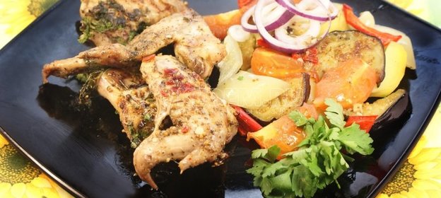 Куриные крылышки с печенными овощами