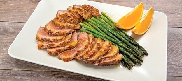 Утиная грудка в цитрусовом соусе со спаржей