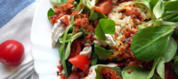 Cалат с курицей, рисом и томатно-базиликовой ледяной крошкой