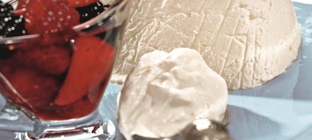 Творожный десерт с ягодами