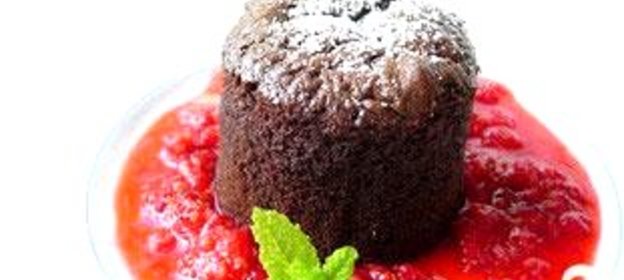 Шоколадный кекс с малиновым соусом