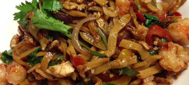 Жареная вермишель с креветками и яйцом