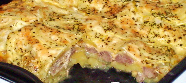 Запеканка с картофелем, свининой, кабачком и сыром