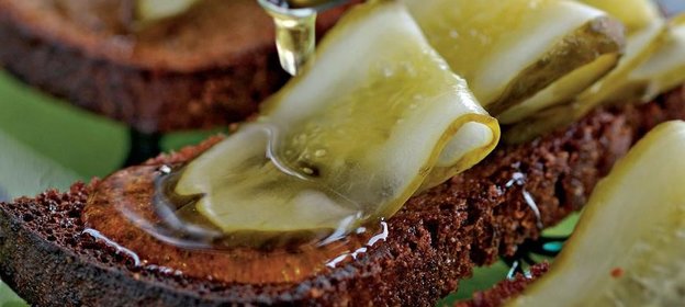 Черный хлеб с огурцами и медом