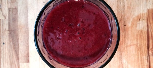 Смузи из черной смородины, банана и нектарина