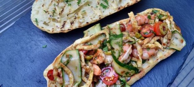 Сэндвич в багете, с креветками и овощами