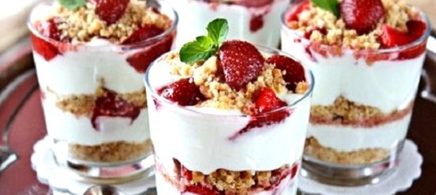 Клубника с мятой и сливками