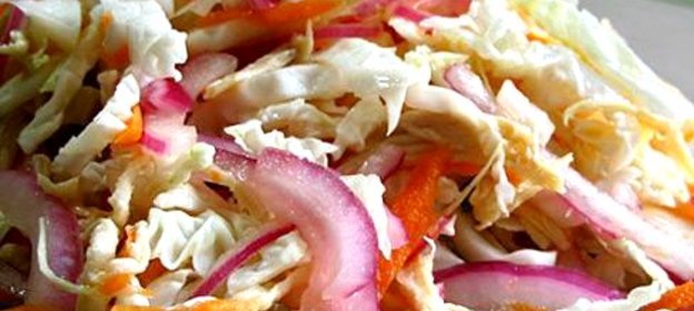 Пикантный салат с курицей и капустой