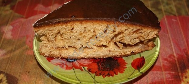 Медовый торт со сметанным кремом в шоколадной глазури