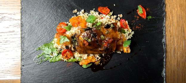 Кускуc с ягненком и чатни из груши