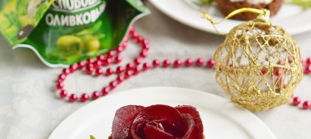 Салат из козьего сыра со свеклой в хлебных корзинках