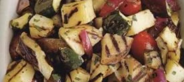 Салат из овощей, жаренных на гриле