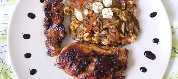 Хрустящая курочка в бальзамическом уксусе с гарниром из томатов с сыром фета