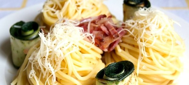 Спагетти с цукини и беконом