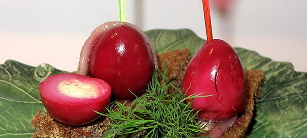 Яйца в свекольном маринаде