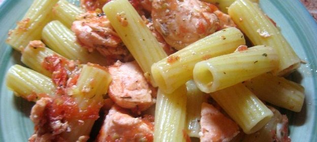 Паста с семгой и помидорами
