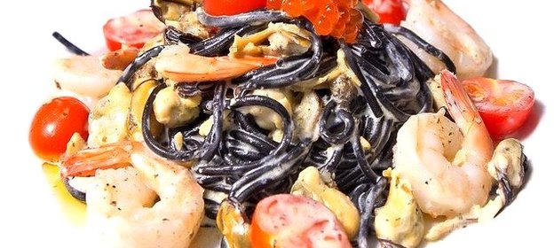 Паста с чернилами каракатицы с морепродуктами в сливочном соусе
