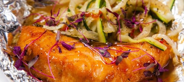 Лосось под чили-медовым соусом с лапшой из цукини