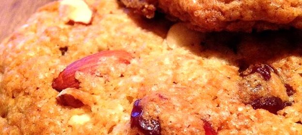 Миндальное печенье с сушеной вишней