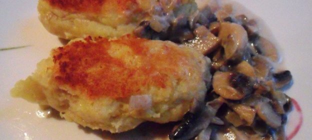Картофельные зразы с грибами и грибным соусом