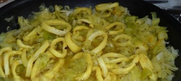 Кальмары с капустой тушеные